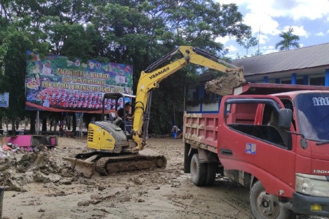 Ratusan Relawan Bersihkan Kawasan Kota Jayapura Usai Banjir