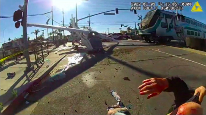 Terjebak di Rel, Pesawat Kecil Hancur Diterjang Kereta di AS