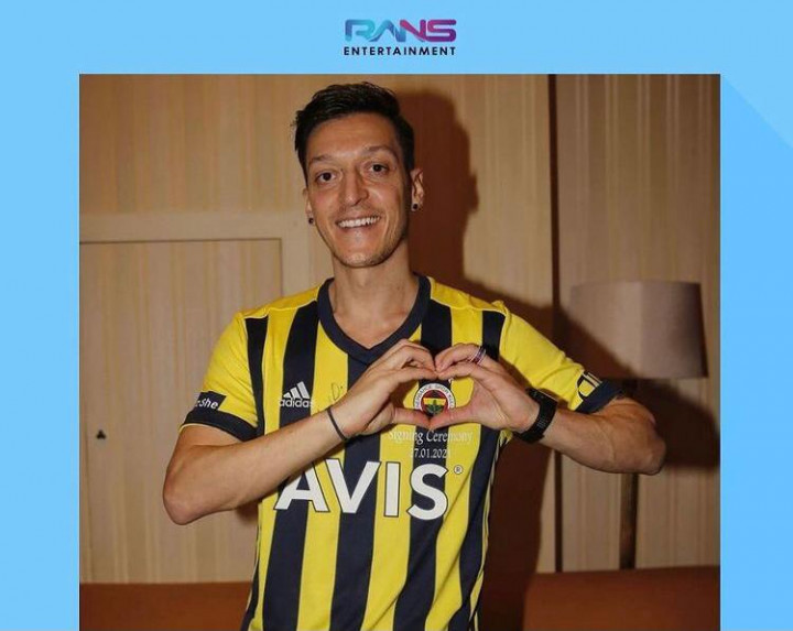 RANS Entertainment Pajang Foto Mesut Ozil, Pertanda Apa?
