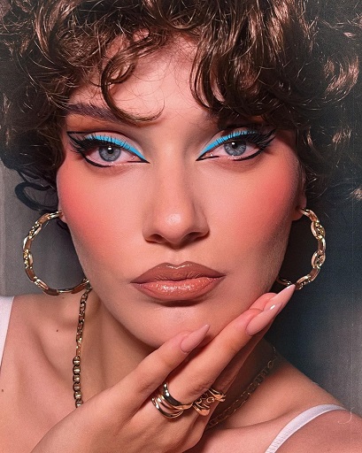 Jika kamu ingin sesuatu yang lebih cerah dan beda dari biasanya, eyeliner biru bisa menjadi pilihan. (Foto: Dok. Instagram/@claudiu.burca)