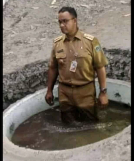 [Cek Fakta] Foto Anies Berada di Dalam Sumur Resapan, Benarkah? Begini Faktanya