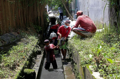 Saluran Air di Pusat Kota Surabaya Dinormalisasi