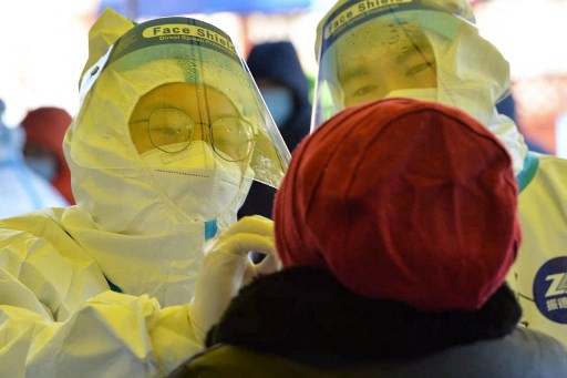 Warga Tiongkok kembali menjalani proses tes covid-19. Foto: AFP