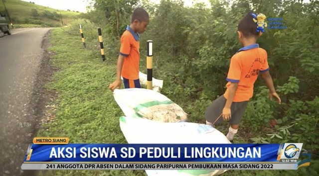 Inspiratif! Siswa SD Nagekeo Kumpulkan Sampah di Pinggir Jalan