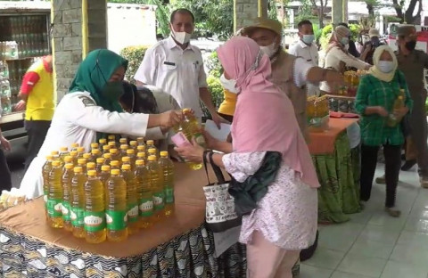 Operasi Pasar Minyak Goreng di Bekasi, Rp14 Ribu per Liter