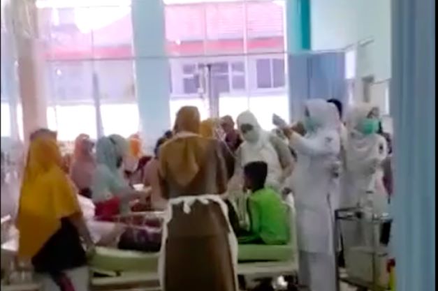 Suasana penanganan murid SDN 29 Gunung Sarik Padang di RSUD Rasidin. Branda Antara/Dok.pribadi