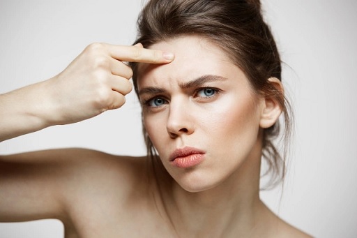 Jerawat adalah kondisi kulit yang terjadi ketika pori-pori tersumbat oleh minyak menyebabkan kulit mati, sehingga muncul komedo atau jerawat. (Foto: Ilustrasi. Dok. Freepik.com)