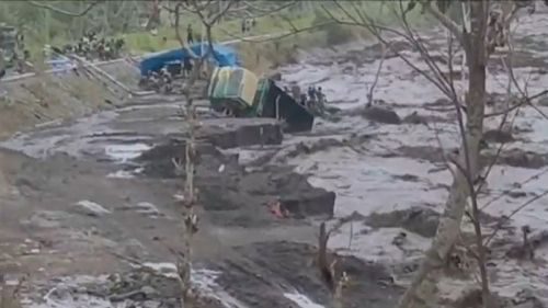 Lahar Dingin Semeru Seret Truk Penambang Pasir