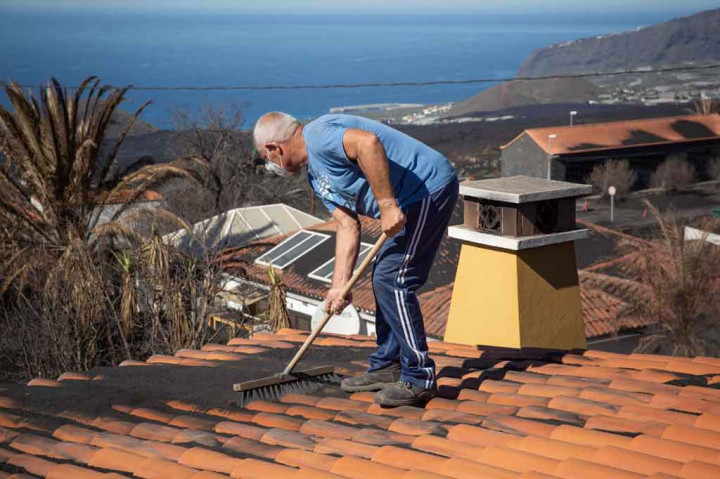 Warga La Palma Kembali ke Rumah Bersih-bersih Abu Vulkanik