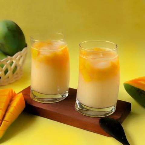 Segarkan harimu dengan campuran minuman mangga dengan yakult yang menyehatkan! (Foto: Dok. Endeus TV)