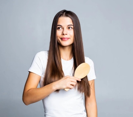 Hindari menyisir rambut terlalu sering atau terlalu kasar karena hal itu justru bisa membuat rambut kehilangan kekuatannya. (Foto: Ilustrasi. Dok. Freepik.com)