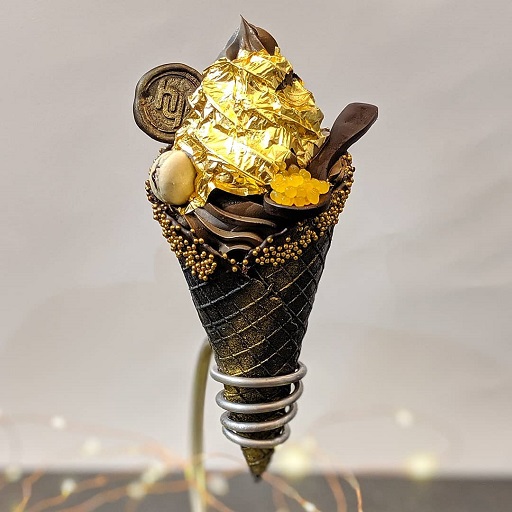 Saat ini, emas dijadikan sebagai topping es krim atau donat untuk membuat tampilan terkesan mewah. (Foto: Dok. Instagram/@tasting.tales)