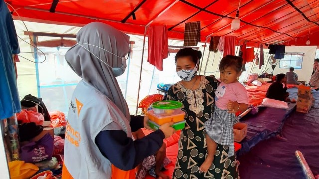 Organisasi ini memberikan bantuan makan untuk bayi dan anak-anak.