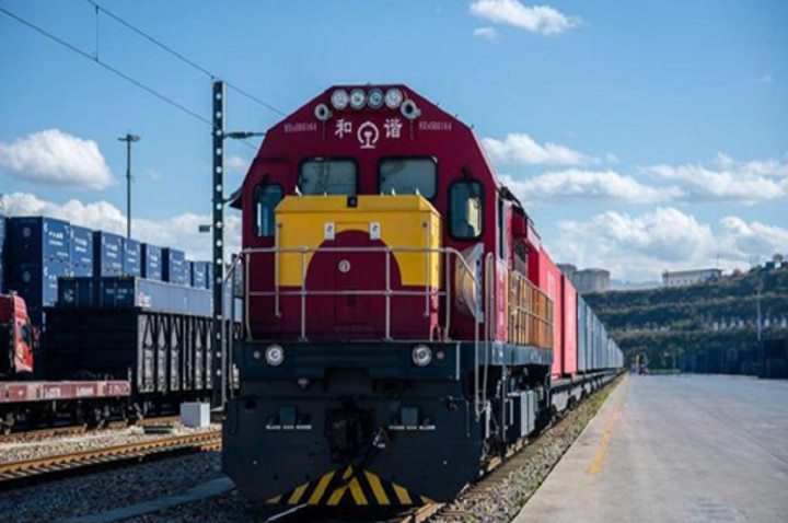 Tiongkok dan Laos Bersihkan Bom Peninggalan AS untuk Proyek Kereta Api