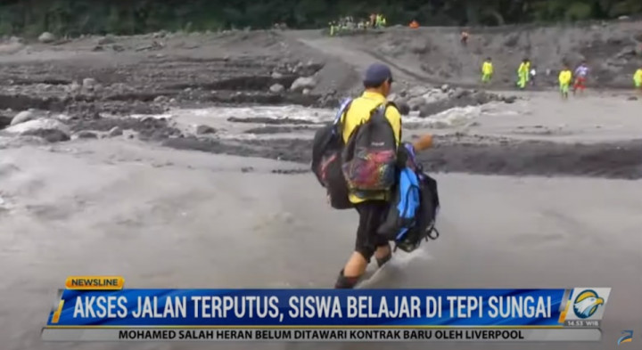 Kisah Perjuangan Anak Lumajang Belajar saat Akses Terputus