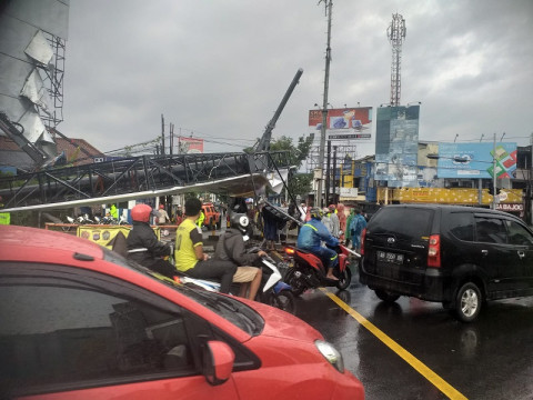 Baliho Besar Ambruk di Simpang Empat Gejayan Yogyakarta