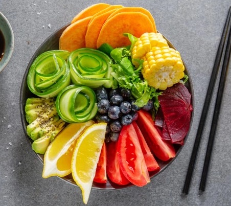 Diet pelangi adalah jenis diet dengan memasukkan sayuran berwarna, buah-buahan dan biji-bijian dalam makananmu setiap hari. (Foto: Ilustrasi. Dok. Freepik.com)