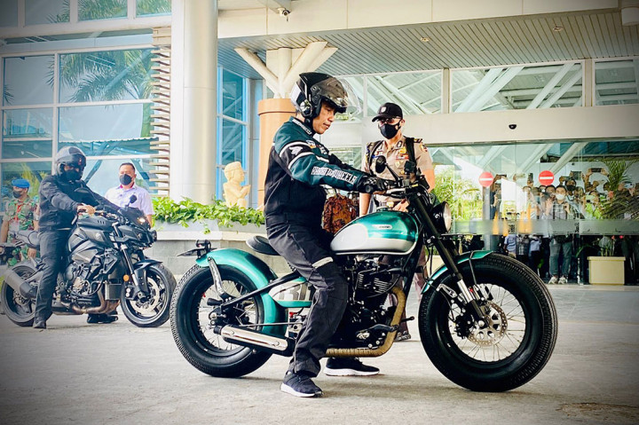 Potret Jokowi Kendarai Sepeda Motor Menuju Sirkuit Mandalika