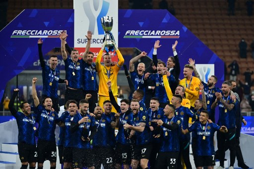 Seremoni Inter Milan sebagai juara Piala Super Italia. (MIGUEL MEDINA / AFP)