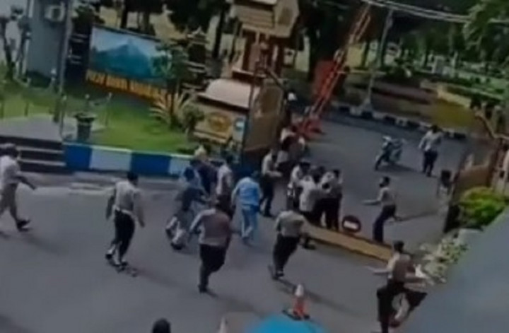 Viral, Pria Ini Acungkan Pisau Dapur di Polres Lumajang