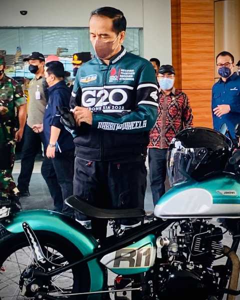 Ini spoil outfit Presiden Jokowi saat melihat persiapan Moto GP di Mandalika. (Foto: Dok. Instagram Joko Widodo/@jokowi)