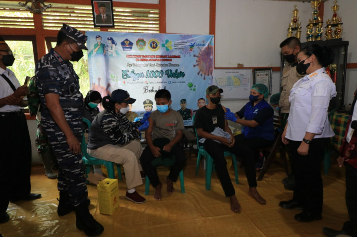 Pemkab Landak dan Lantamal XII Gelar Vaksinasi Massal di Daerah Terpencil