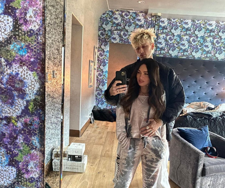 Megan Fox dan Machine Gun Kelly Minum Darah Usai Tunangan