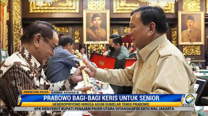 Prabowo Bagi-Bagi Keris kepada Tokoh Senior TNI, Ada Apa?