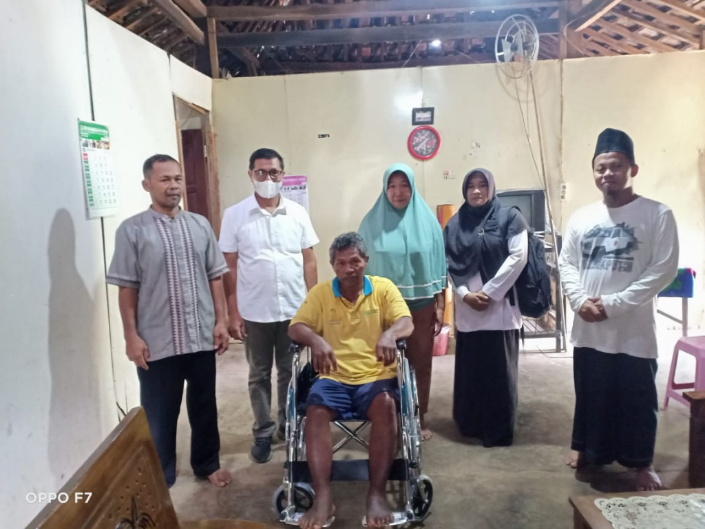 Komunitas Guru Peduli Daerah Istimewa Yogyakarta (DIY) membagikan kursi roda kepada penyandang disabilitas, Rabu, 12 Januari 2022. Dokumentasi/ istimewa
