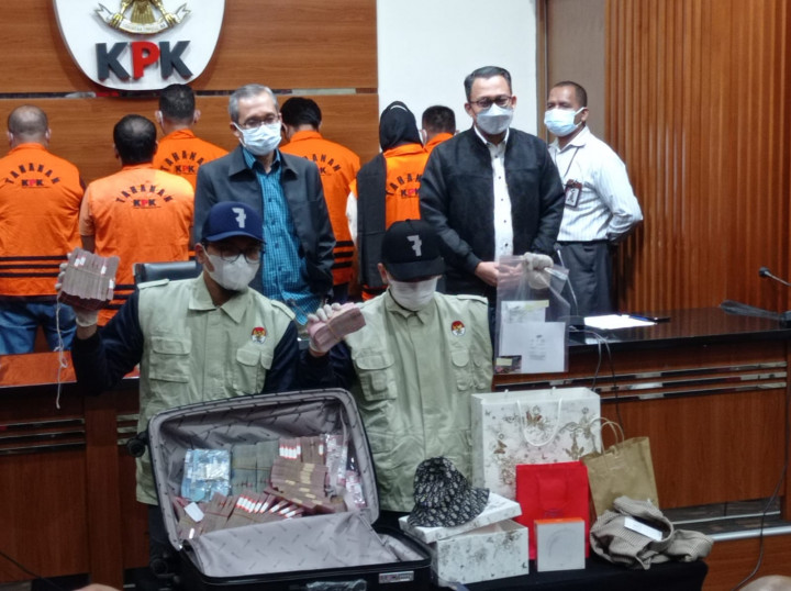 Uang Rp1,4 M Hingga Topi Dior Disita dari Bupati Penajam Paser Utara