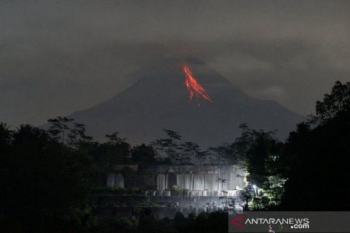 Gunung Merapi Luncurkan 6 Guguran Lava Pijar Sejauh 2 Kilometer