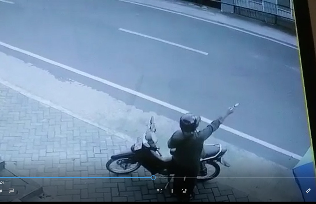 Tangkapan layar video pria mengacungkan benda diduga senjata api. Istimewa