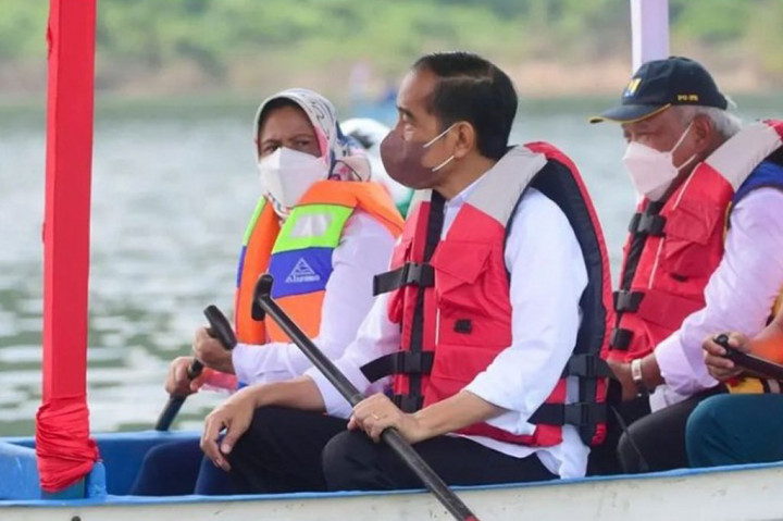 Jokowi dan Ibu Negara Berperahu Kelilingi Bendungan Bintang Bano