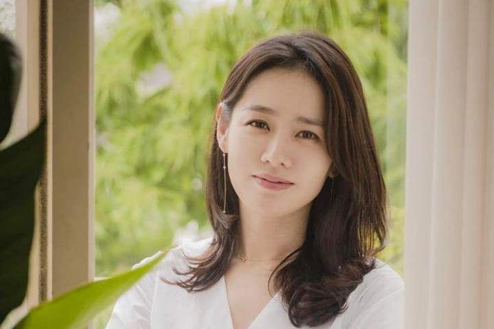 Son Ye Jin Pancarkan Pesona Dokter Kulit Berkelas