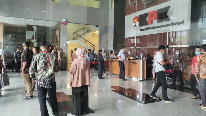 Pegawai KPK Berhamburan Keluar Gedung Usai Gempa Guncang Jakarta