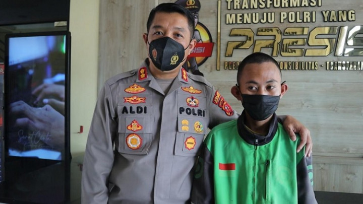Kapolres Karawang Beri Hadiah Pemuda yang Viral Kayuh Sepeda Pakai Jaket Ojol