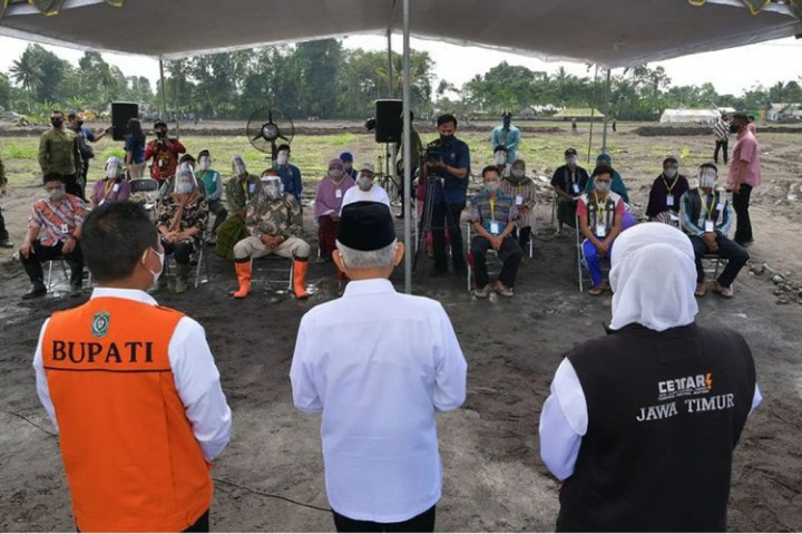 Foto Terpopuler: Wapres Tinjau Huntara Semeru hingga Jokowi Resmikan Bendungan Bintang Bano