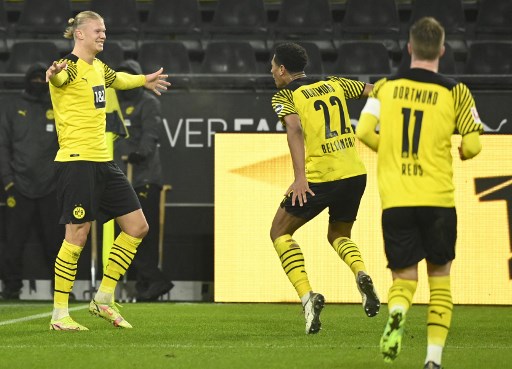 Erling Haaland (kiri) merayakan golnya ke gawang Freiburg. (Ina Fassbender / AFP)