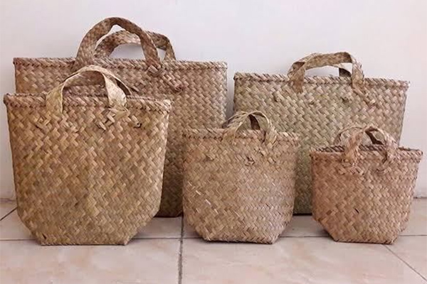 Berdayakan Perempuan dengan Buat Tas Unik dari Anyaman Purun