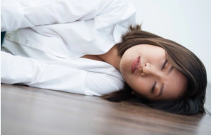 Apakah Tidur di Lantai Dapat Meredakan Nyeri Punggung?