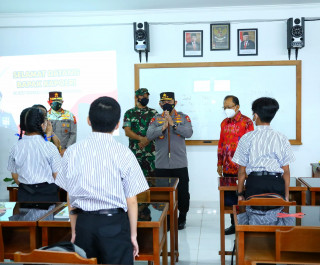 Tinjau Prokes PTM di Bali, Kapolri Ingatakan Siswa Fokus Gapai Cita-cita