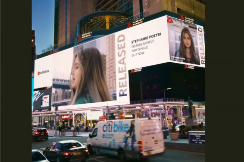 Stephanie Poetri tampil di Billboard NYC Times Square