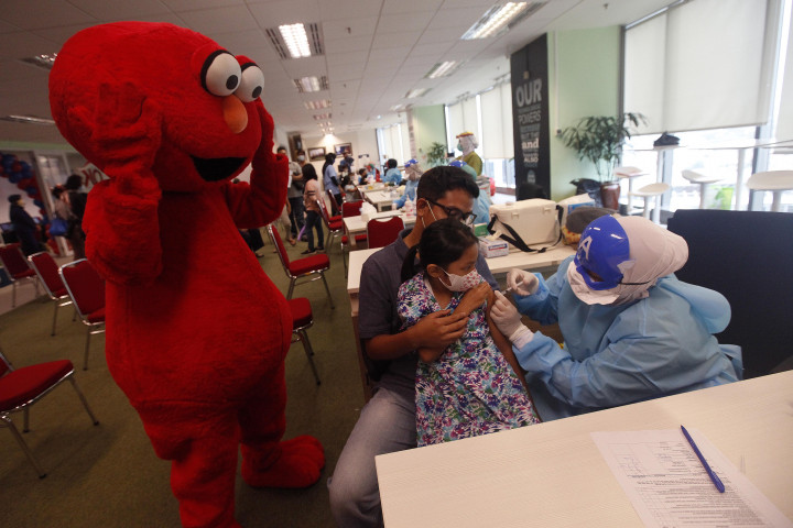 Saat 'Superhero' Suntikkan Vaksin Covid-19 untuk Anak-anak