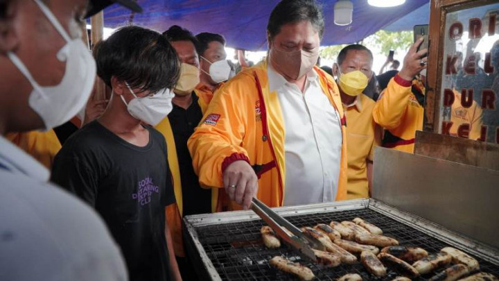 Tinjau UMKM Makassar, Menko Airlangga Beri Bantuan Langsung ke Pedagang