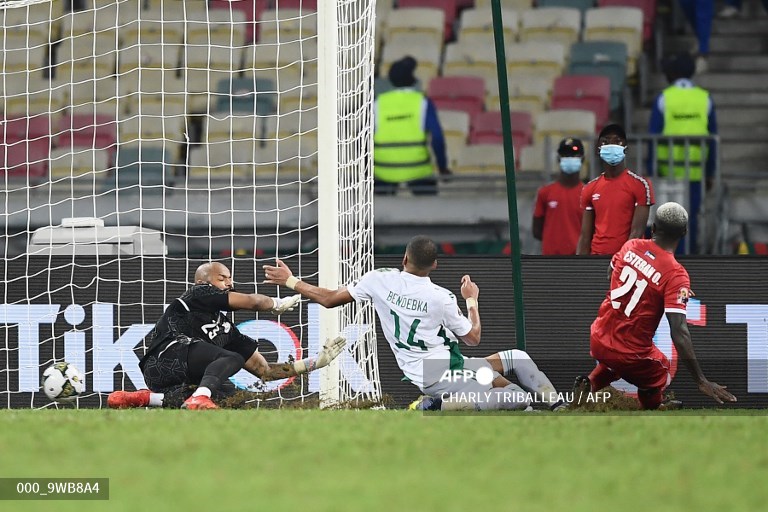 Pemain Ekuatorial Guinea, Esteban Obiang (kanan), membobol gawang Aljazair (AFP/Charly Triballeau)