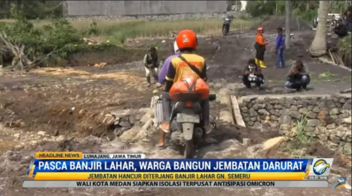 Warga Lereng Semeru Bangun Jembatan Darurat Pascabanjir Lahar