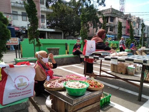 Jokowi Bagi-bagi Sembako di Pasar Sederhana Bandung