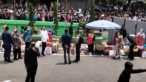 Semringah, Pedagang Pasar Sederhana Terima <i>Suntikan</i> Modal dari Jokowi
