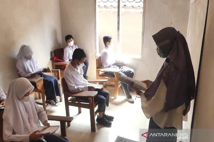 Atas Kelas Roboh, Siswa MTs di Temanggung PTM di Rumah Warga