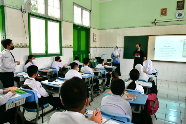 Tinjau PTM di SMPN 2 Kota Bandung, Nadiem: Mohon Jaga Prokes